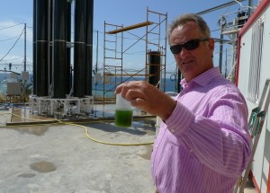 西班牙BSF公司技术负责人展示所养殖的绿色“石油”