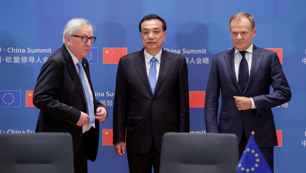 中国总理李克强与欧盟理事会主席图斯克(右)、欧盟委员会主席容克(左)在布鲁塞尔中欧峰会上 路透社
